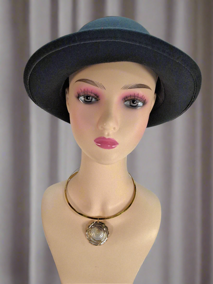 pendentif gris et or avec fleur en nacre