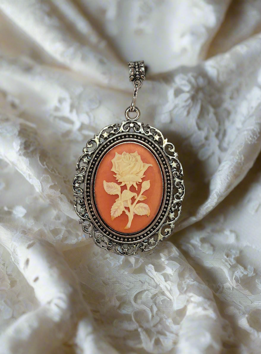 Grand pendentif camée en résine avec rose blanche
