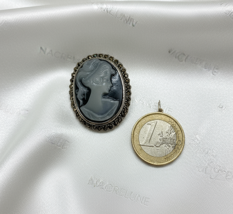Camée bleu en argent et marcassites NACRELUNE broche
