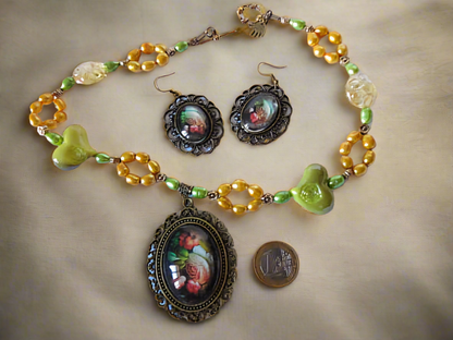 Parure en perles de culture véritables et perles acrylique avec camée en verre représentant des fleurs