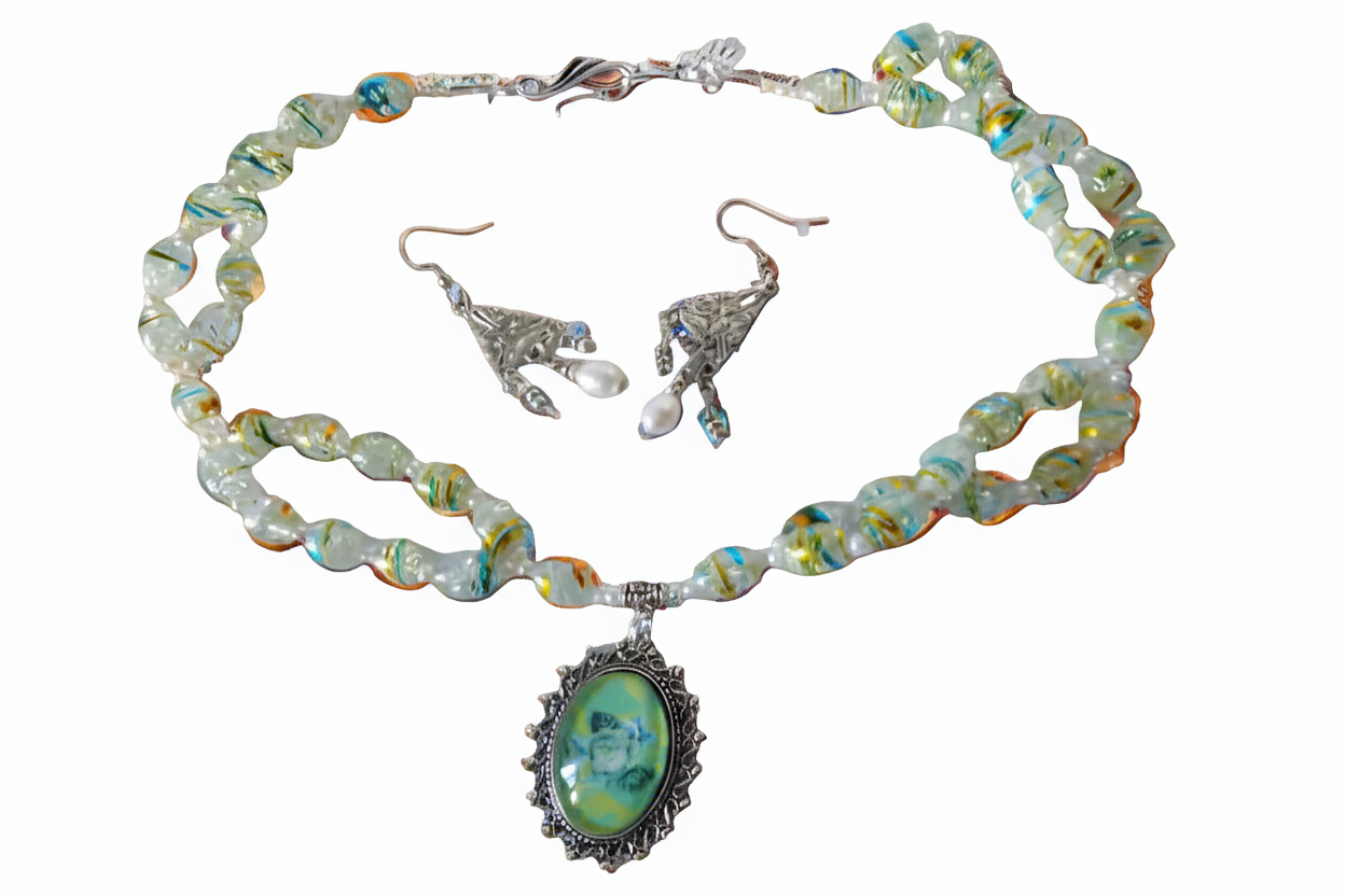 Parure en verre avec camée représentant des fleurs nacrelune.com parure