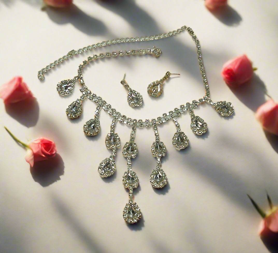 Parure en strass avec pendeloques