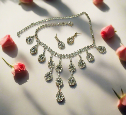 Parure en strass avec pendeloques
