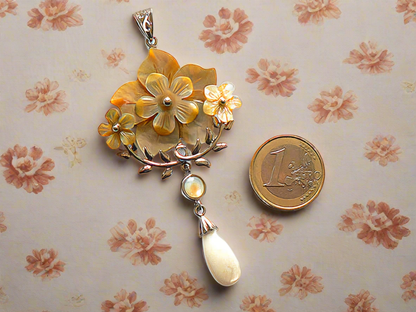 pendentif avec fleurs en nacre