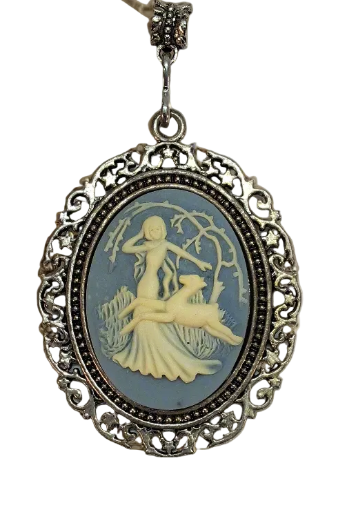 Grand pendentif camée représentant la déesse Diane auprès d’une biche. Couleur à choisir Bleu nacrelune.com pendentif