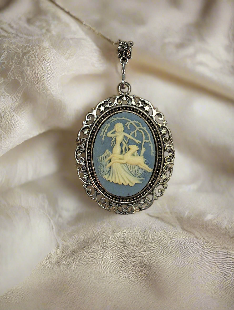 Pendentif festonné avec camée représentant Diane et une biche