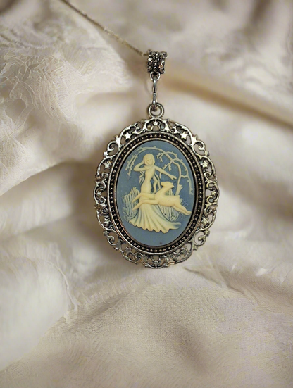Pendentif festonné avec camée représentant Diane et une biche