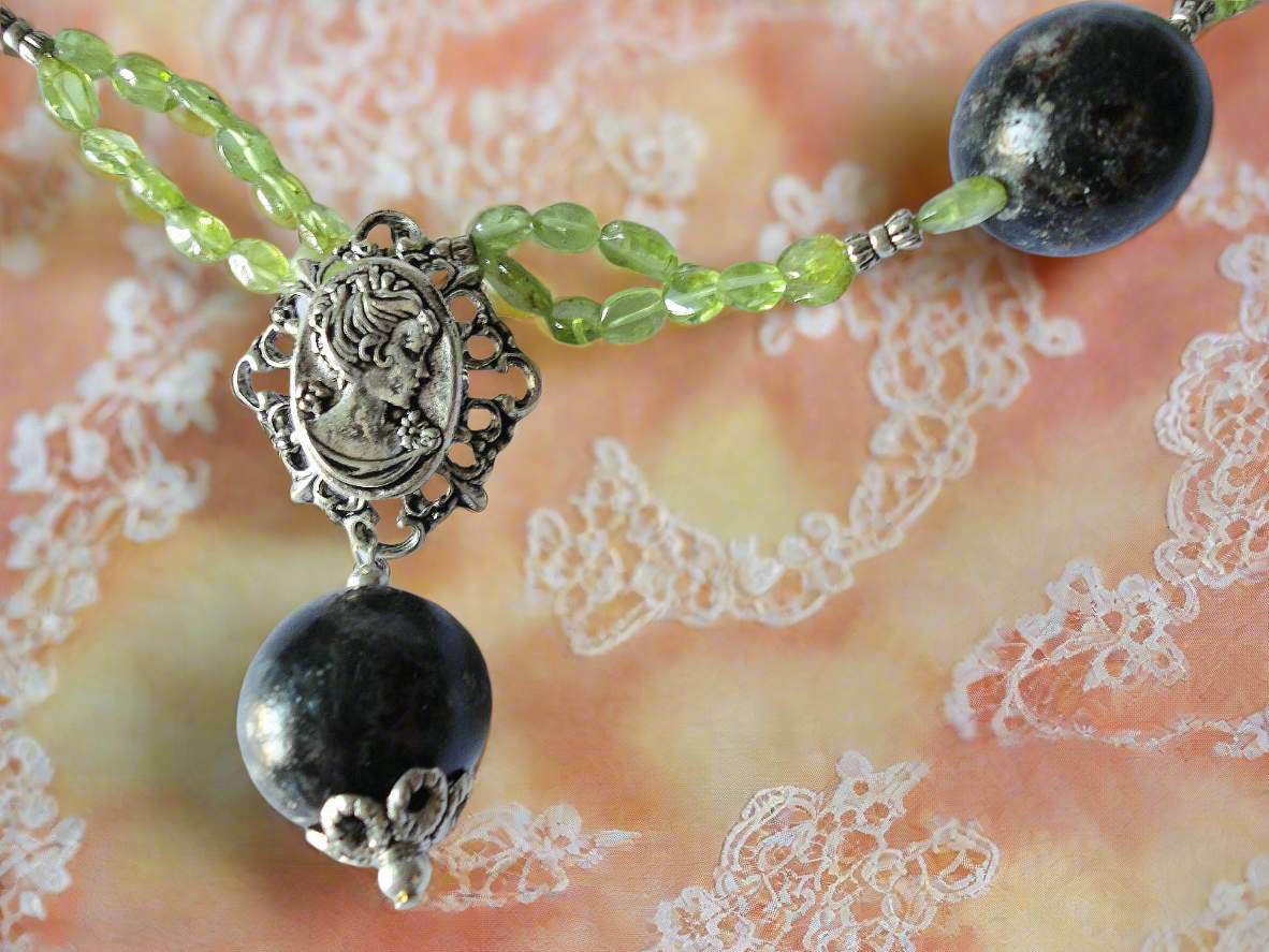 Collier en perlles de tourmalines noires et peridots véritables