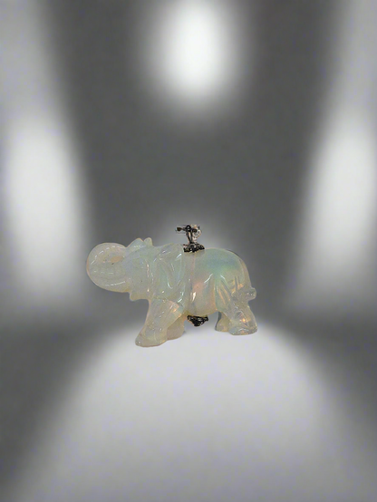 Pendentif éléphant sculpté pierre opalite