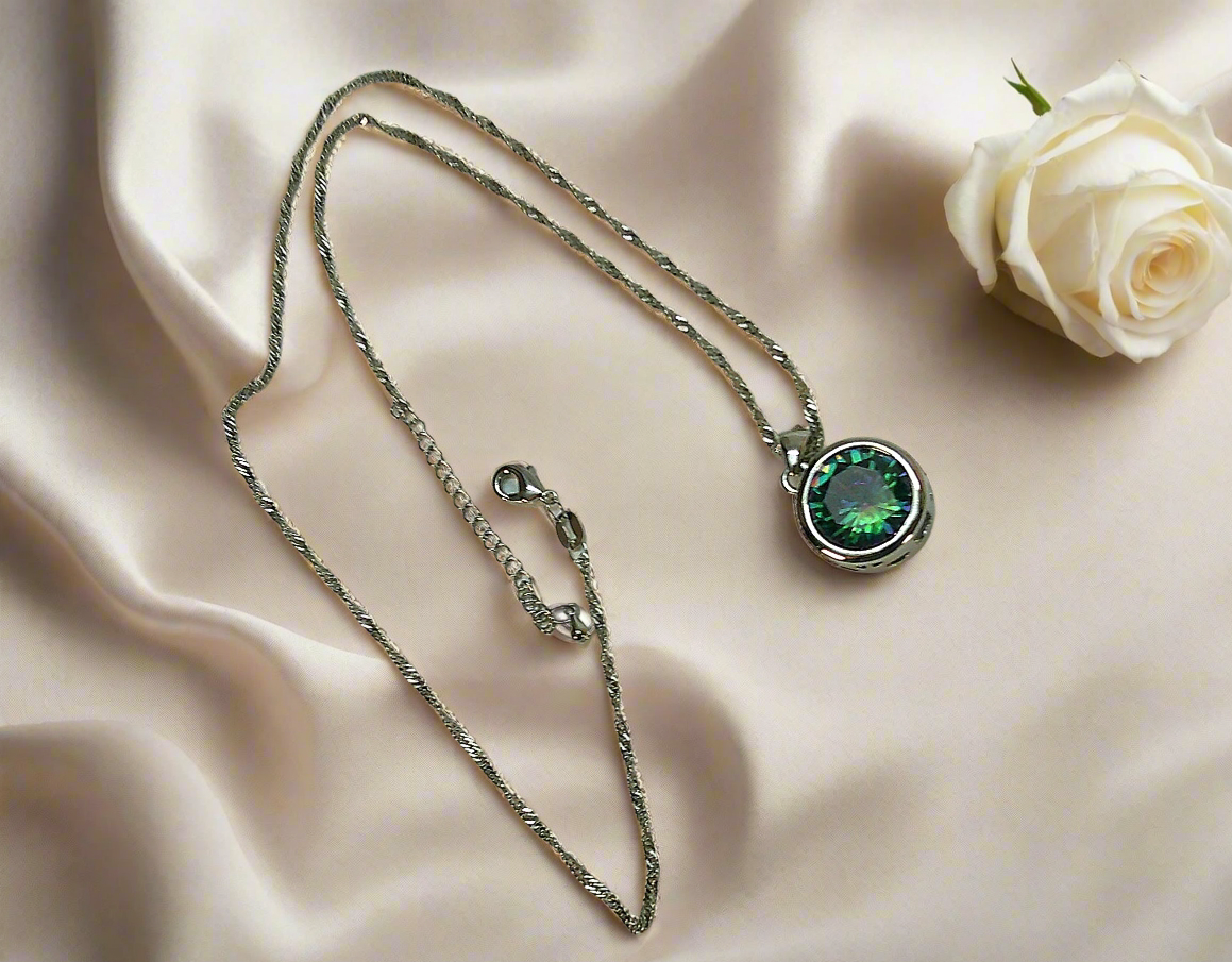 Pendentif en argent avec topaze taillée traitée mystique
