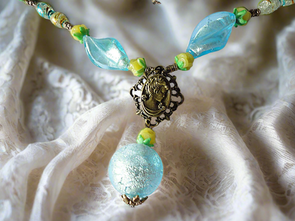 Parure en perles de verre bleue et jaune avec camée en métal