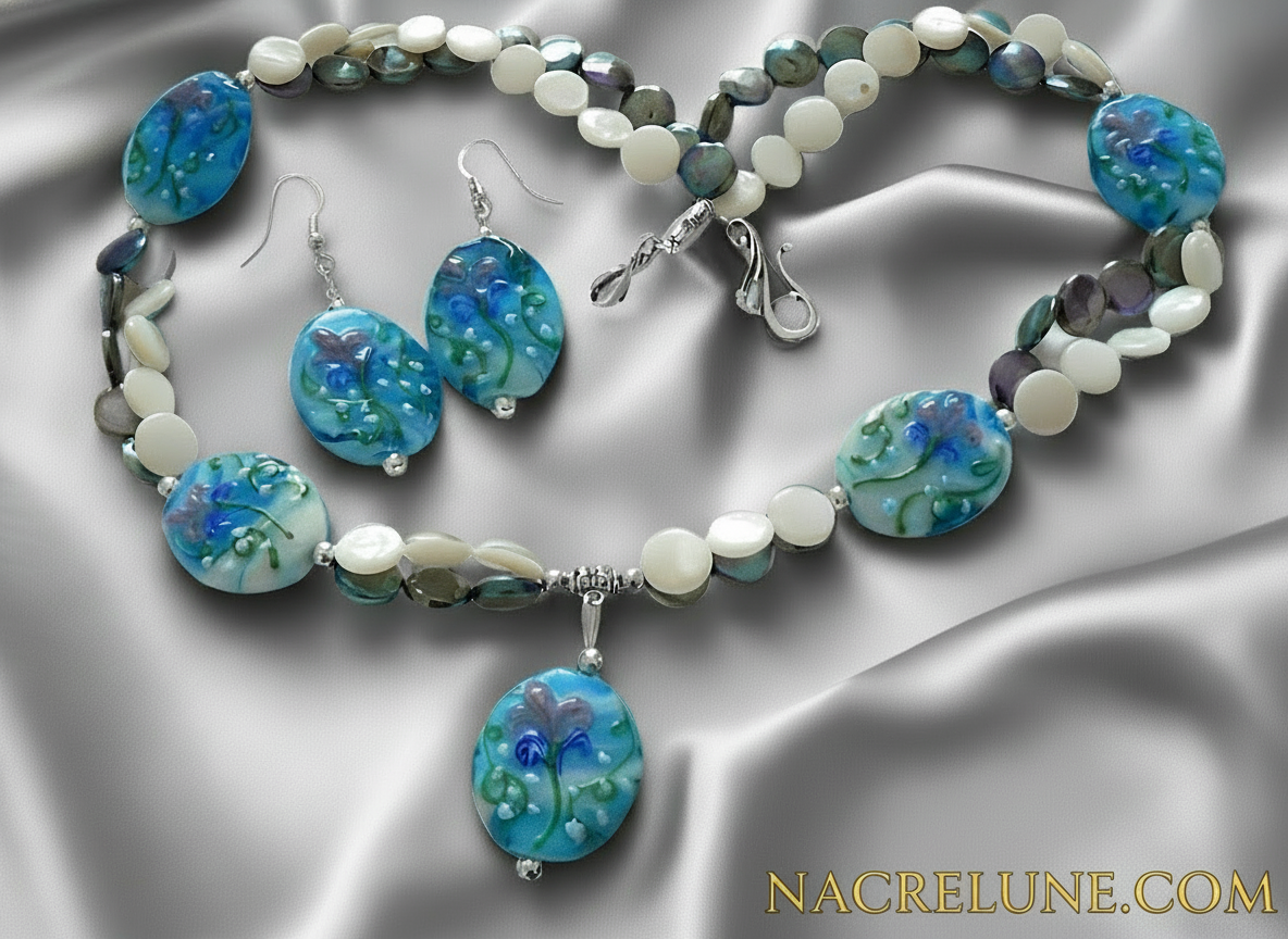 Parure en perles de verre décorées et pastilles de nacre turquoise NACRELUNE parure