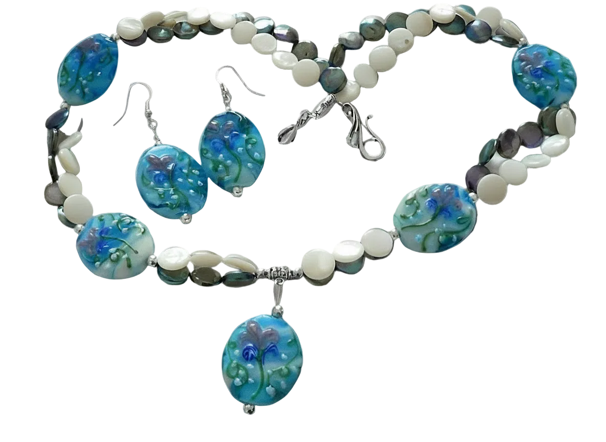 Parure en perles de verre décorées et pastilles de nacre nacrelune.com parure