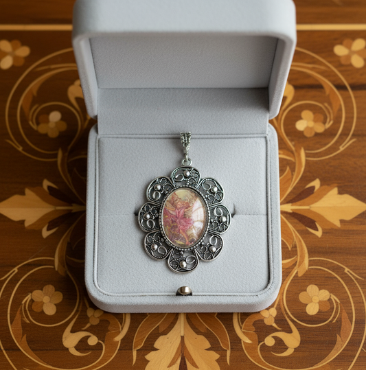 Grand pendentif camée représentant une fée des fleurs NACRELUNE pendentif