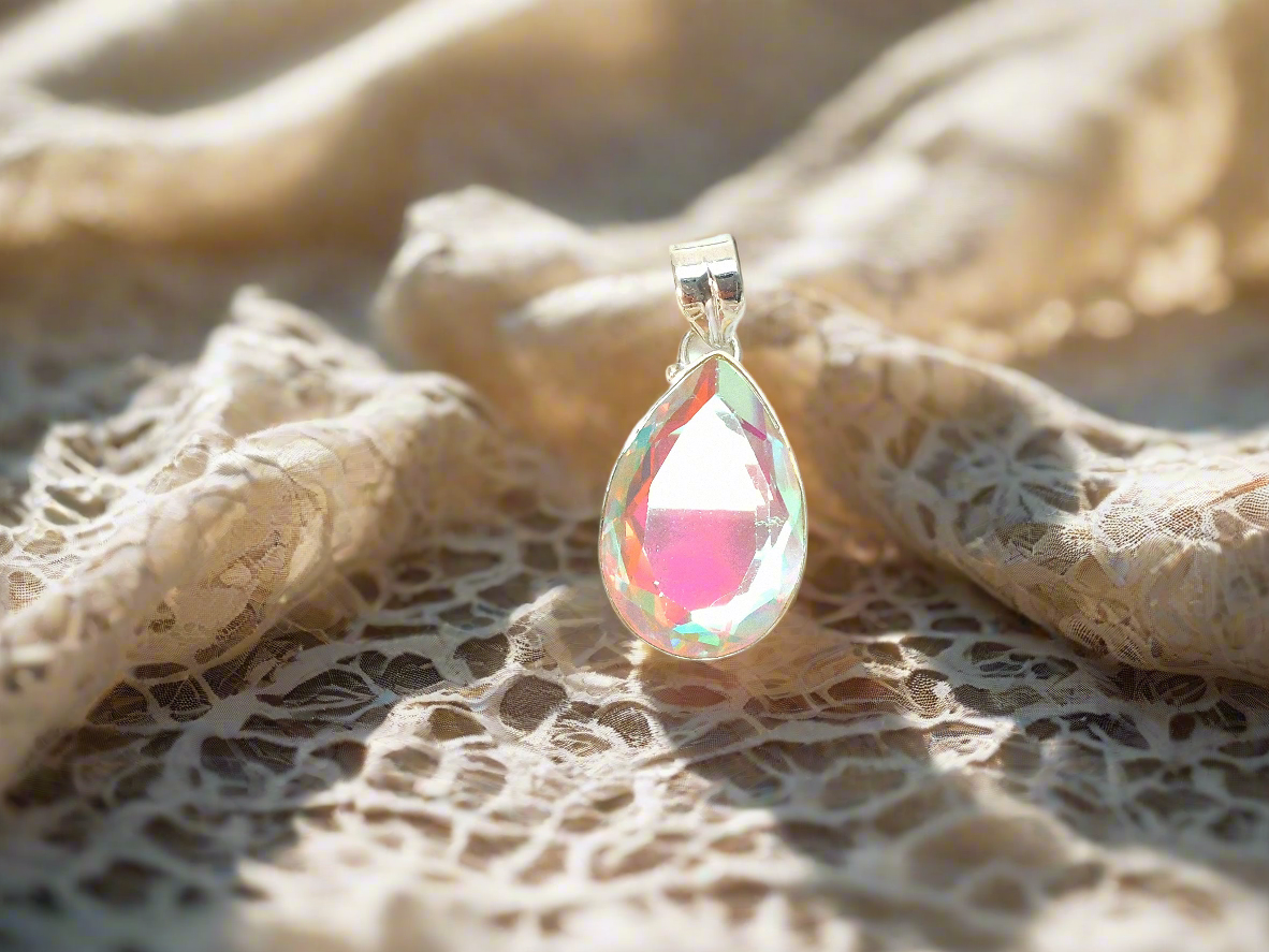 Pendentif en argent 925 avec topaze couleur mystique en forme goutte