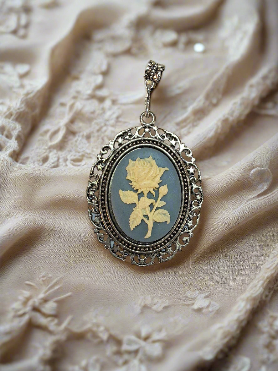 Grand pendentif camée en résine avec rose blanche