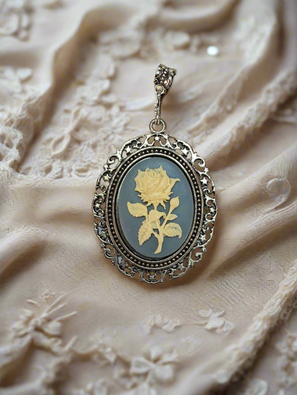 Grand pendentif camée en résine avec rose blanche
