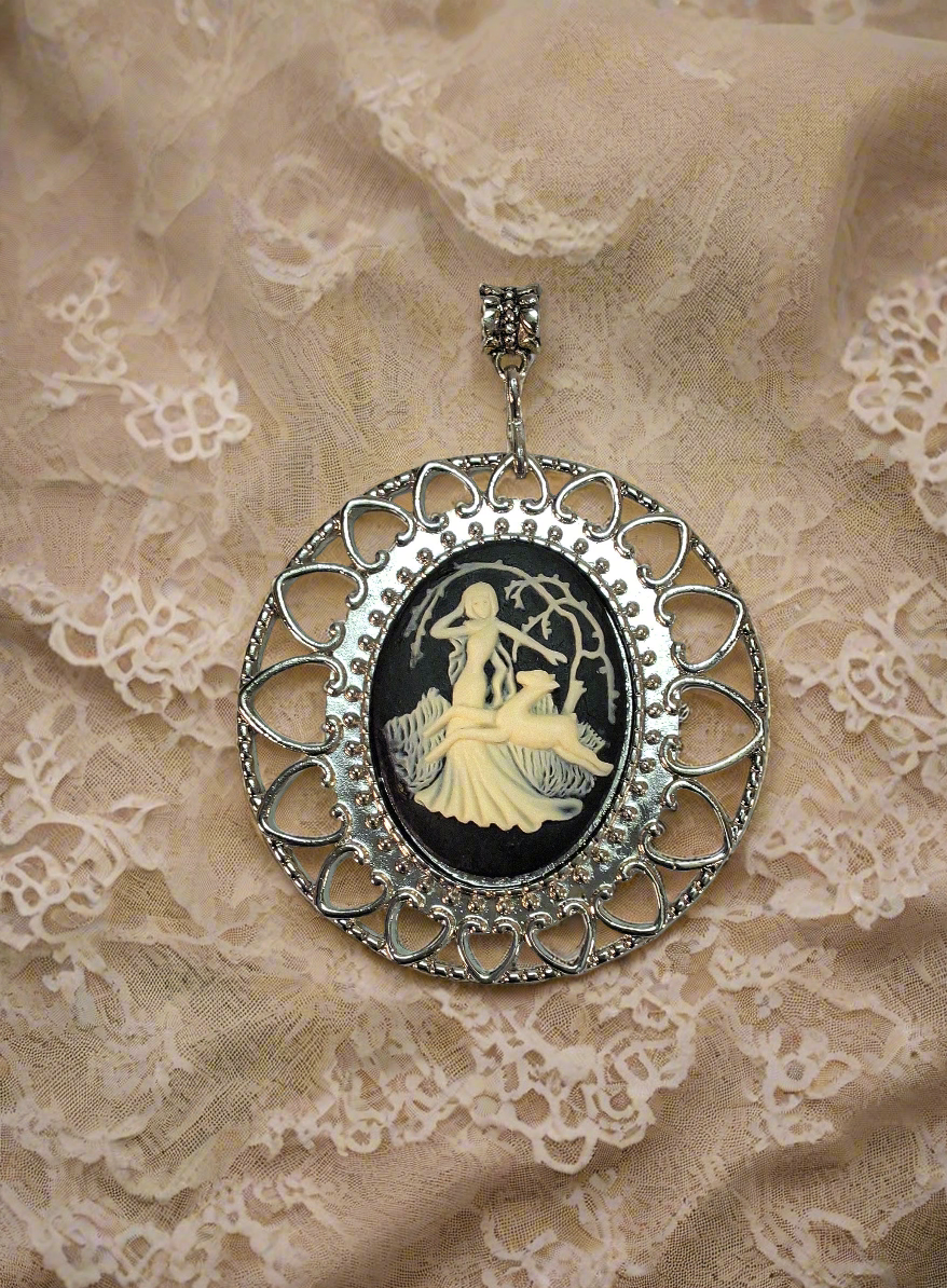 Pendentif festonné avec camée représentant une scène de chasse antique nacrelune.com pendentif