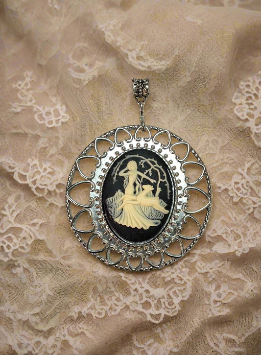 Pendentif festonné avec camée Pendentif festonné avec camée représentant une scène de chasse antique