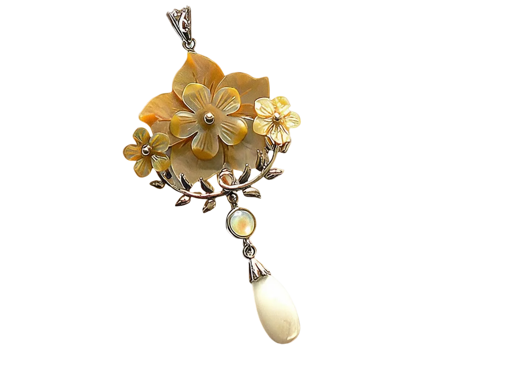 pendentif avec fleurs en nacre nacrelune.com pendentif