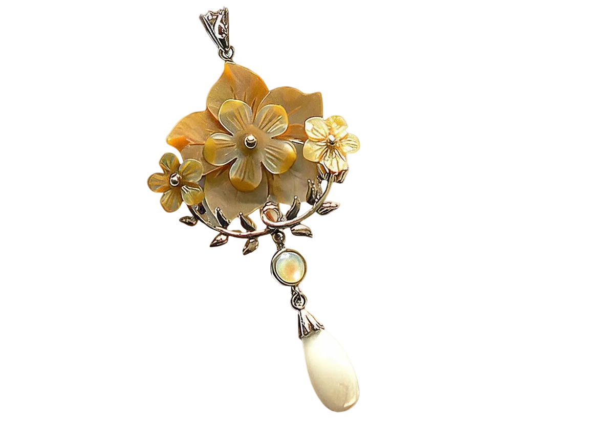 pendentif avec fleurs en nacre nacrelune.com pendentif