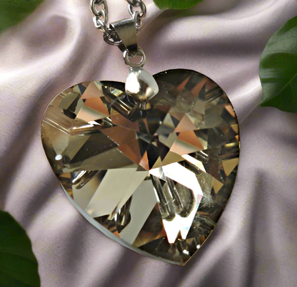 Collar de cristal de corazón con cadena C203 (marrón)