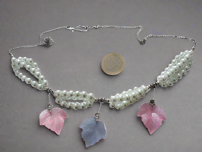 collier fantaisie aux couleurs pastels