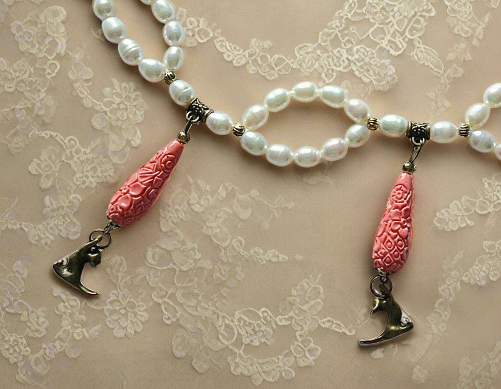 Collier en perles de culture avec éléments sculptés en imitation corail nacrelune.com collier