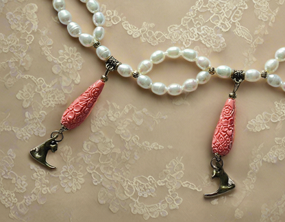 Collier en perles de culture avec éléments sculptés en imitation corail NACRELUNE collier