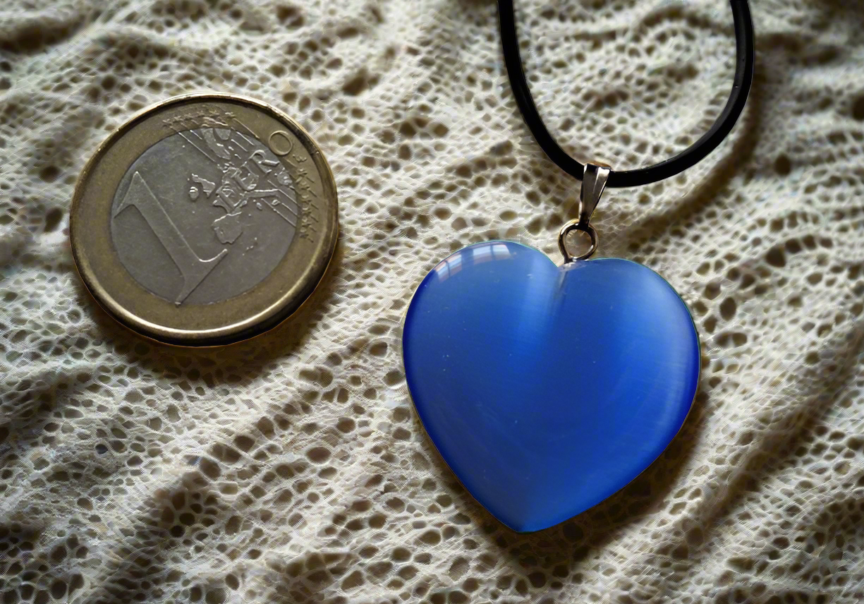 Pendentif en oeil de chat  en forme de coeur bleu