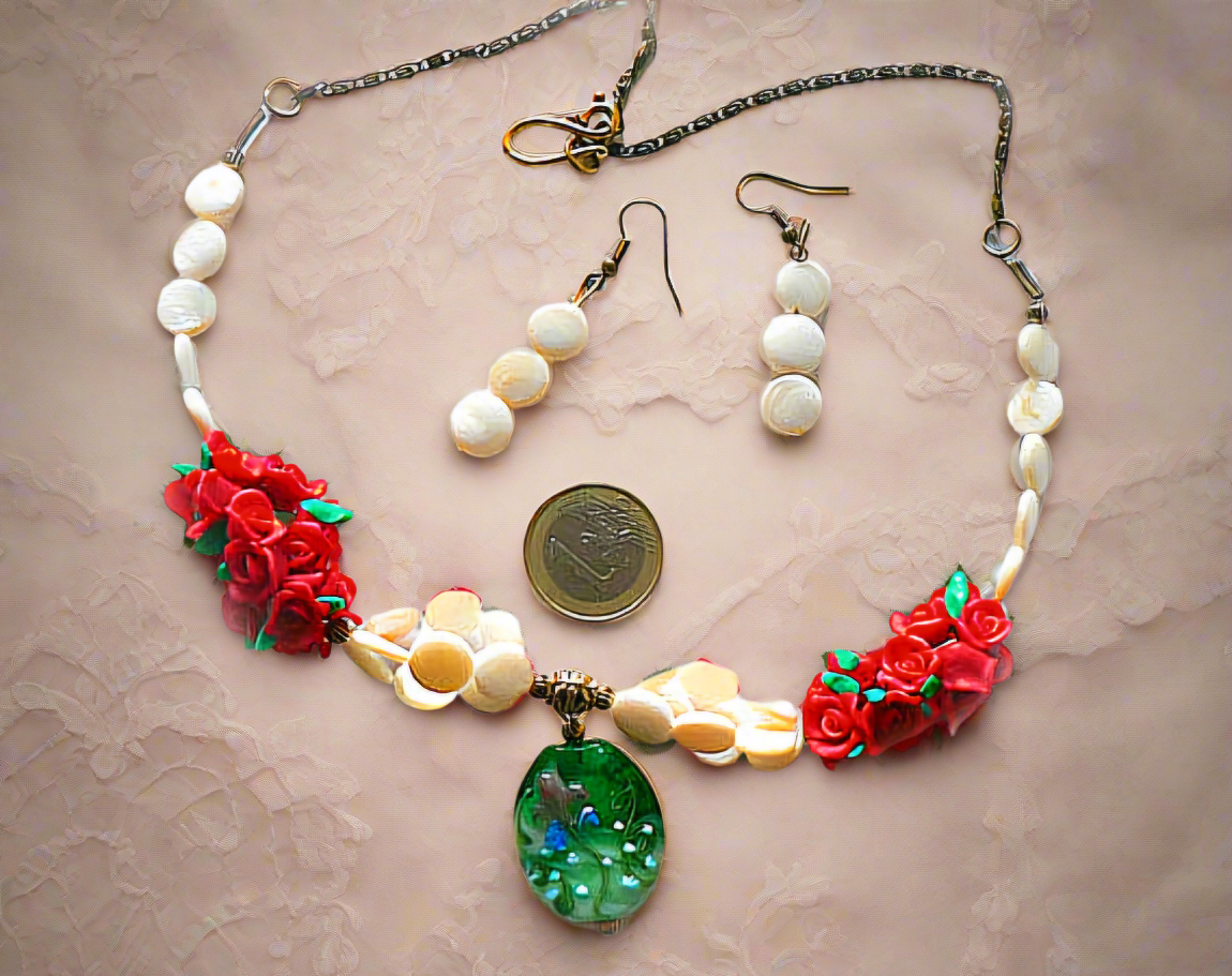parure en perles pastilles de nacre, petites roses  rouges en fimo et pendentif verre décoré
