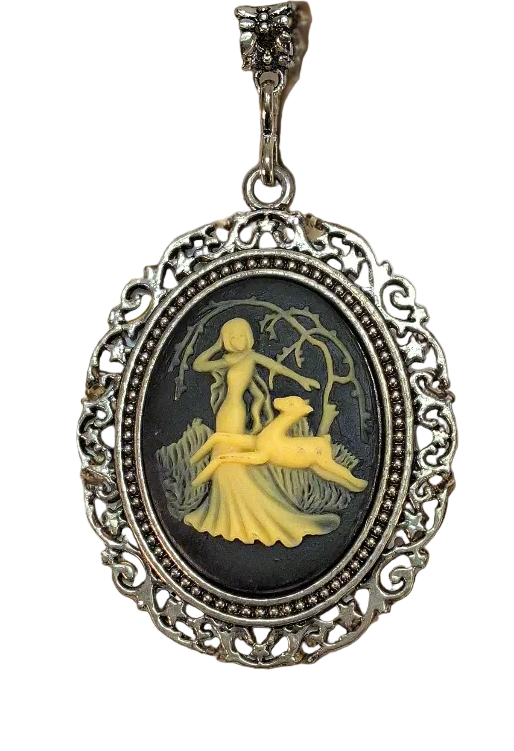 Grand pendentif camée représentant la déesse Diane auprès d’une biche. Couleur à choisir Jaune nacrelune.com pendentif