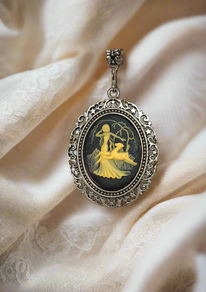 Pendentif festonné avec camée représentant Diane et une biche
