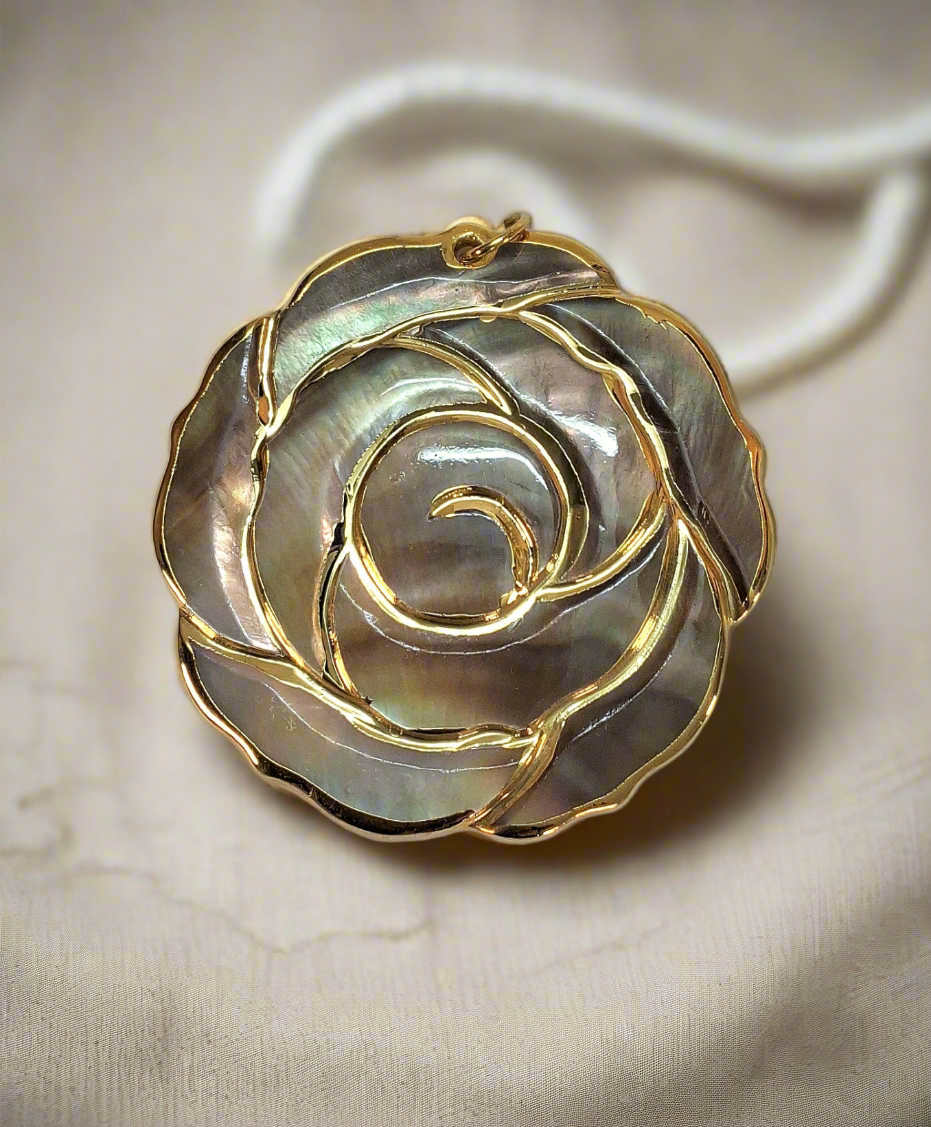pendentif gris et or avec fleur en nacre