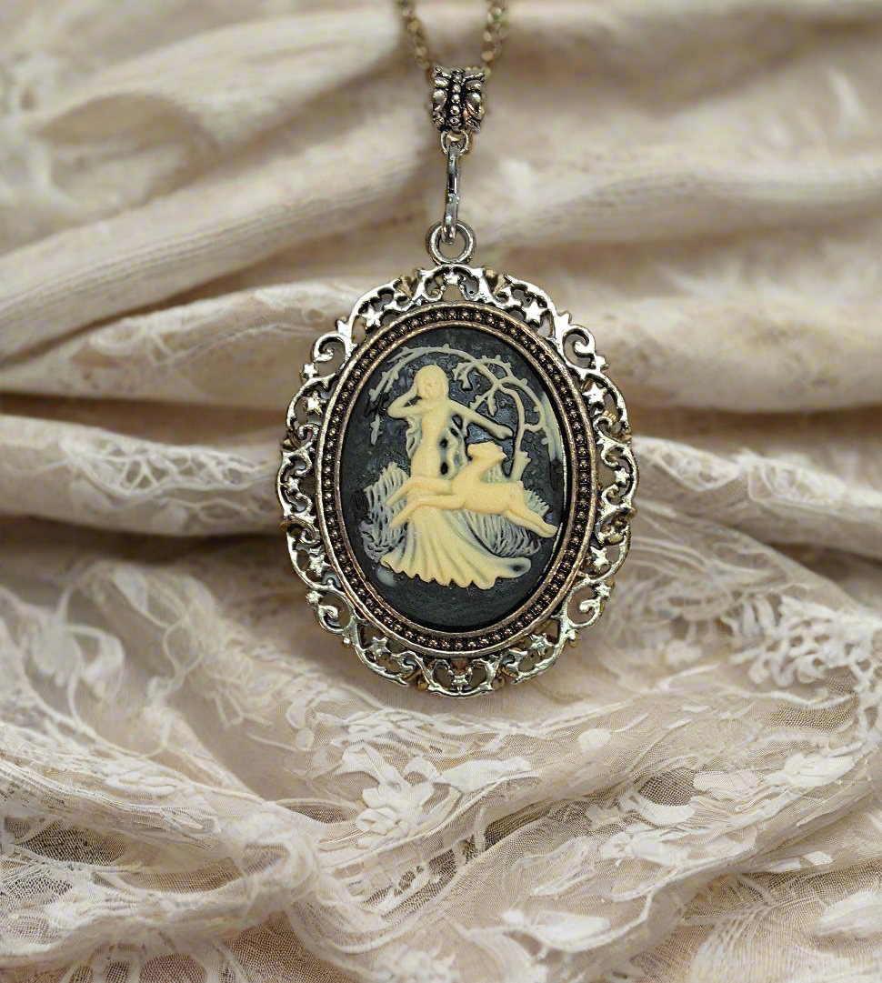 Pendentif festonné avec camée représentant Diane et une biche