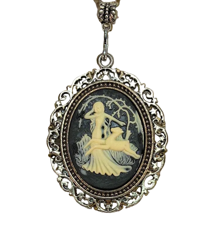 Grand pendentif camée représentant la déesse Diane auprès d’une biche. Couleur à choisir Blanc nacrelune.com pendentif