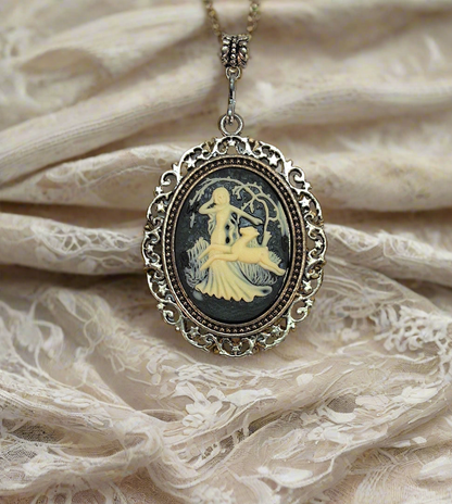 Pendentif festonné avec camée représentant Diane et une biche