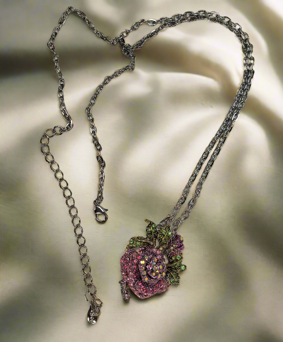 Pendentif en strass en forme de rose : 2 couleurs disponibles