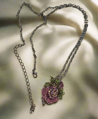Pendentif en strass en forme de rose : 2 couleurs disponibles