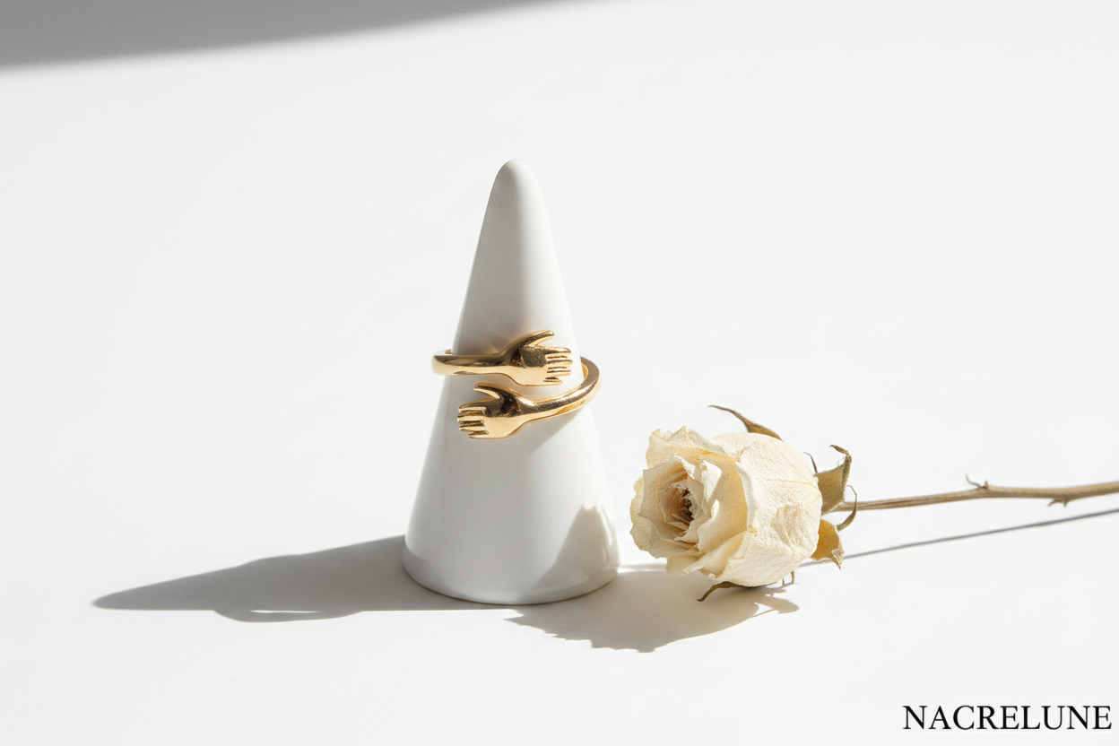 Bague Câlin Réglable Plaqué Or – Mains Enlacées | NACRELUNE nacrelune.com Bague
