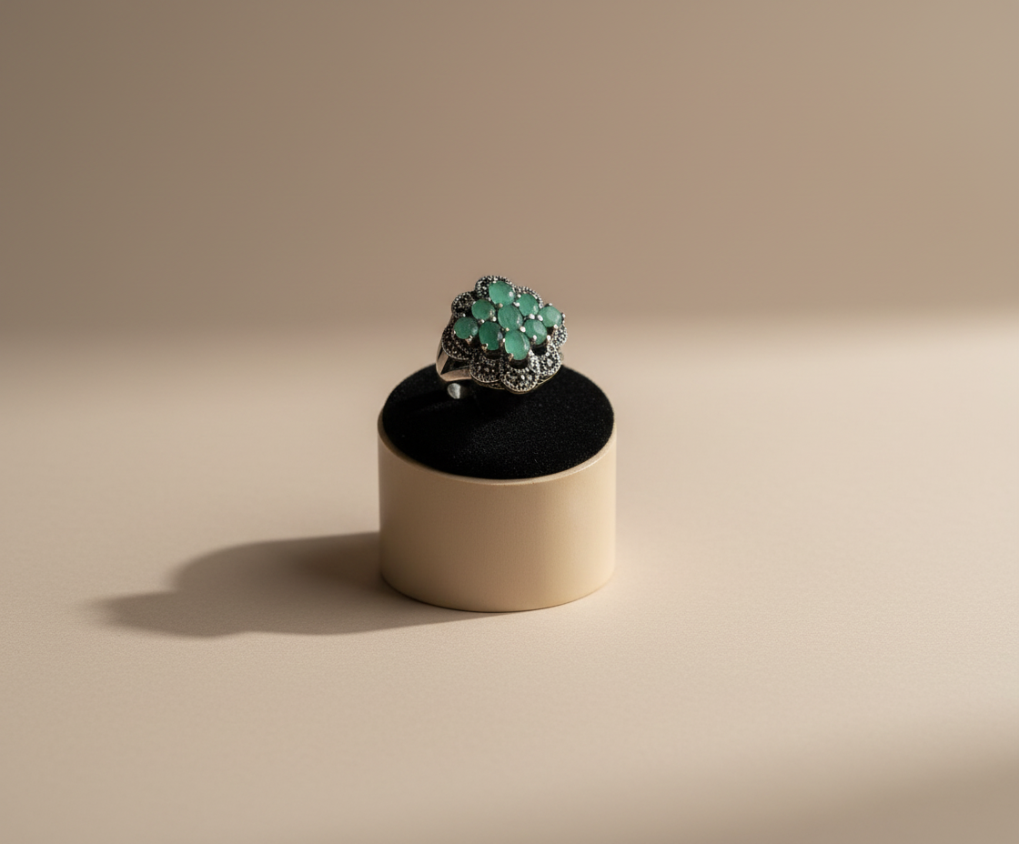 Bague en argent véritable et marcassites avec émeraudes vraies nacrelune.com Bague