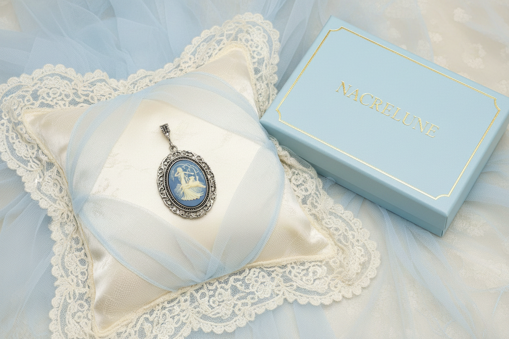 Grand pendentif camée représentant la déesse Diane auprès d’une biche. Couleur à choisir nacrelune.com pendentif