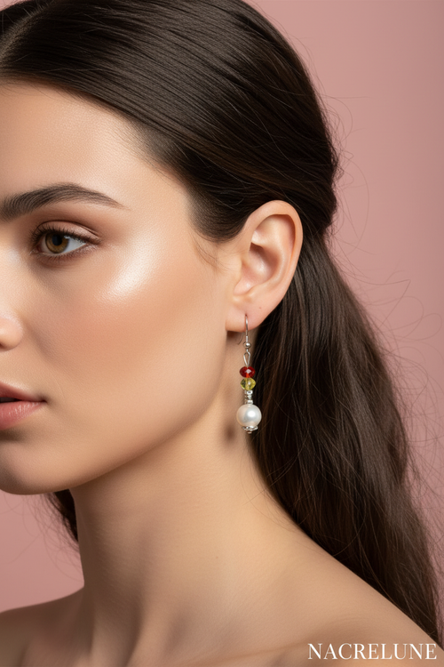 Boucles d'oreille perle de nacre et strass – Monture argentée & éclat cristallin nacrelune.com boucles d'oreille
