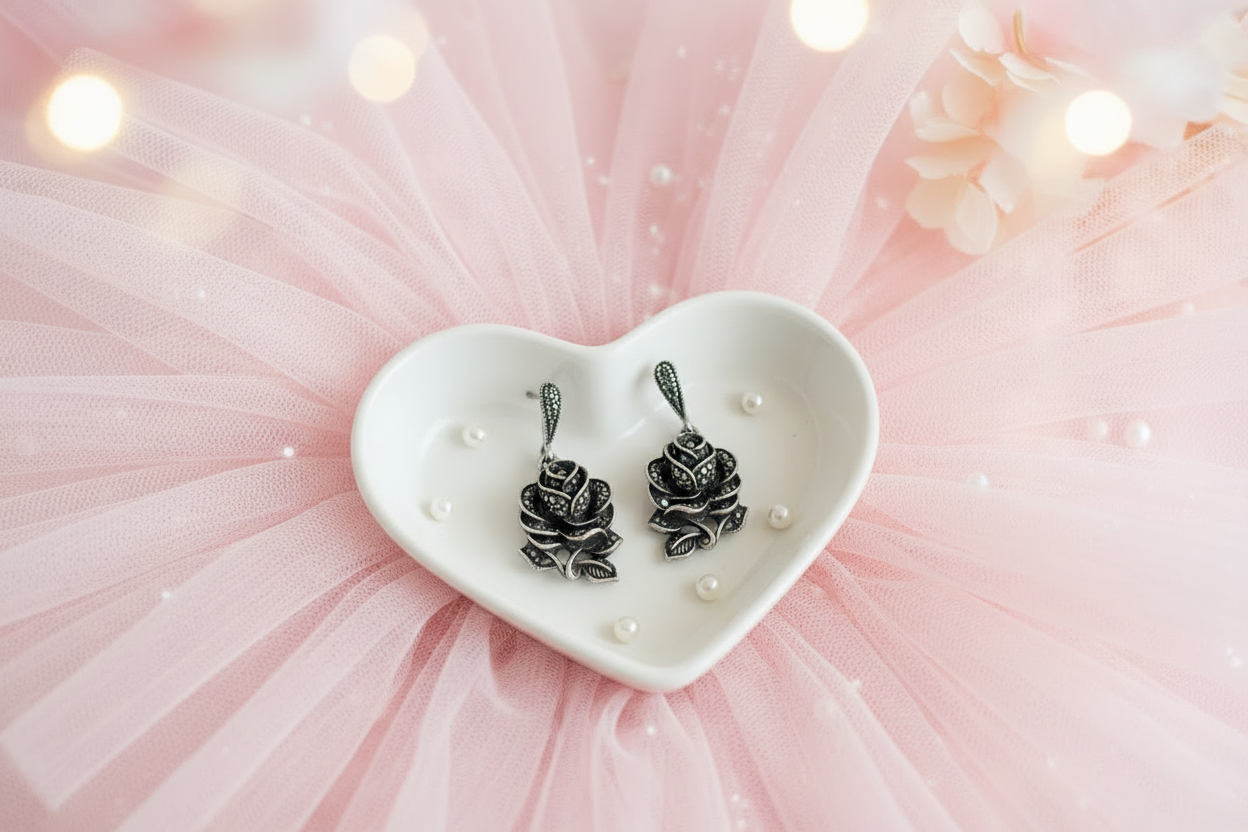 Boucles d’oreille en argent et marcassites en forme de rose nacrelune.com boucles d'oreille
