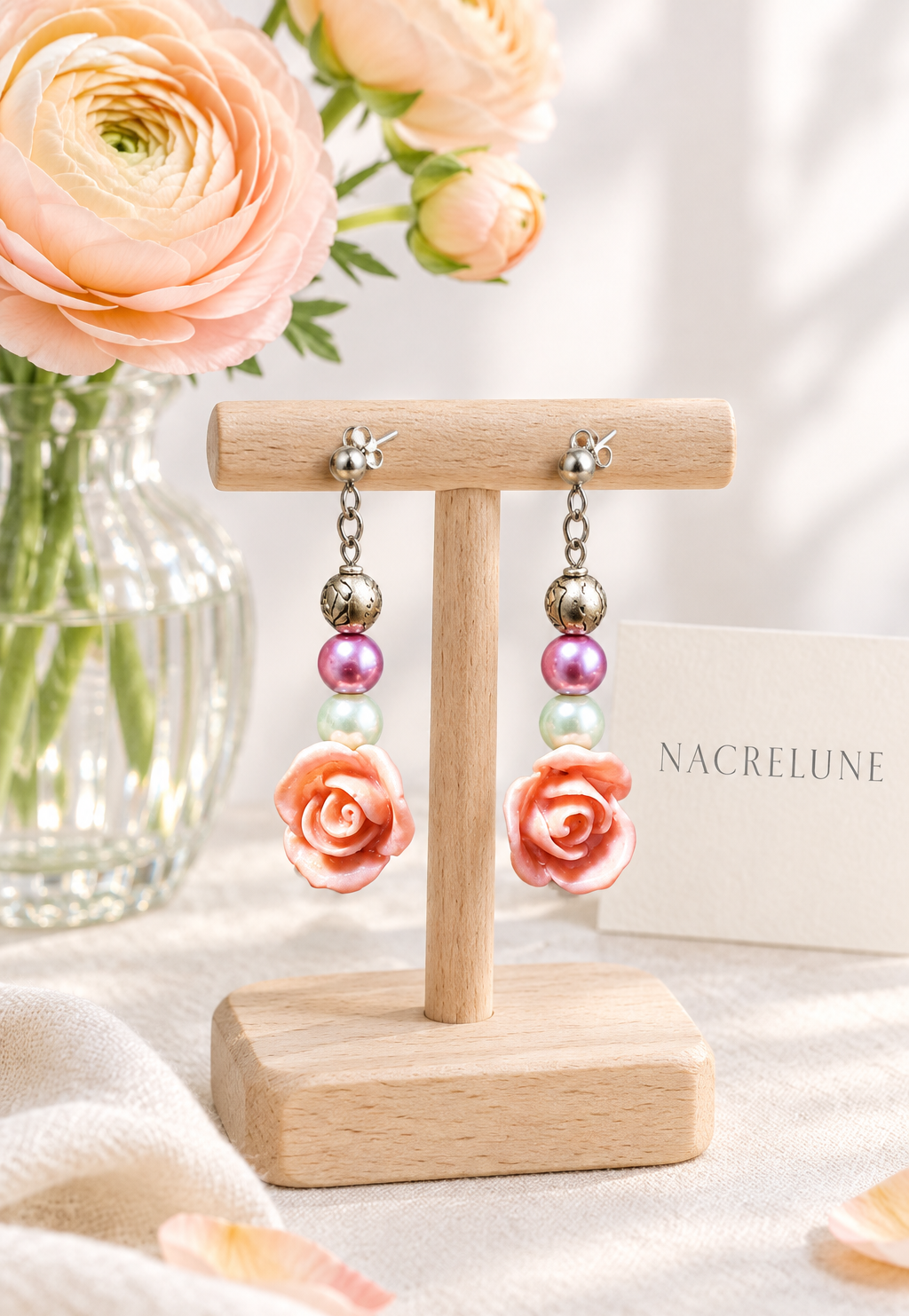 Boucles d'oreilles sur présentoir en bois avec renoncules