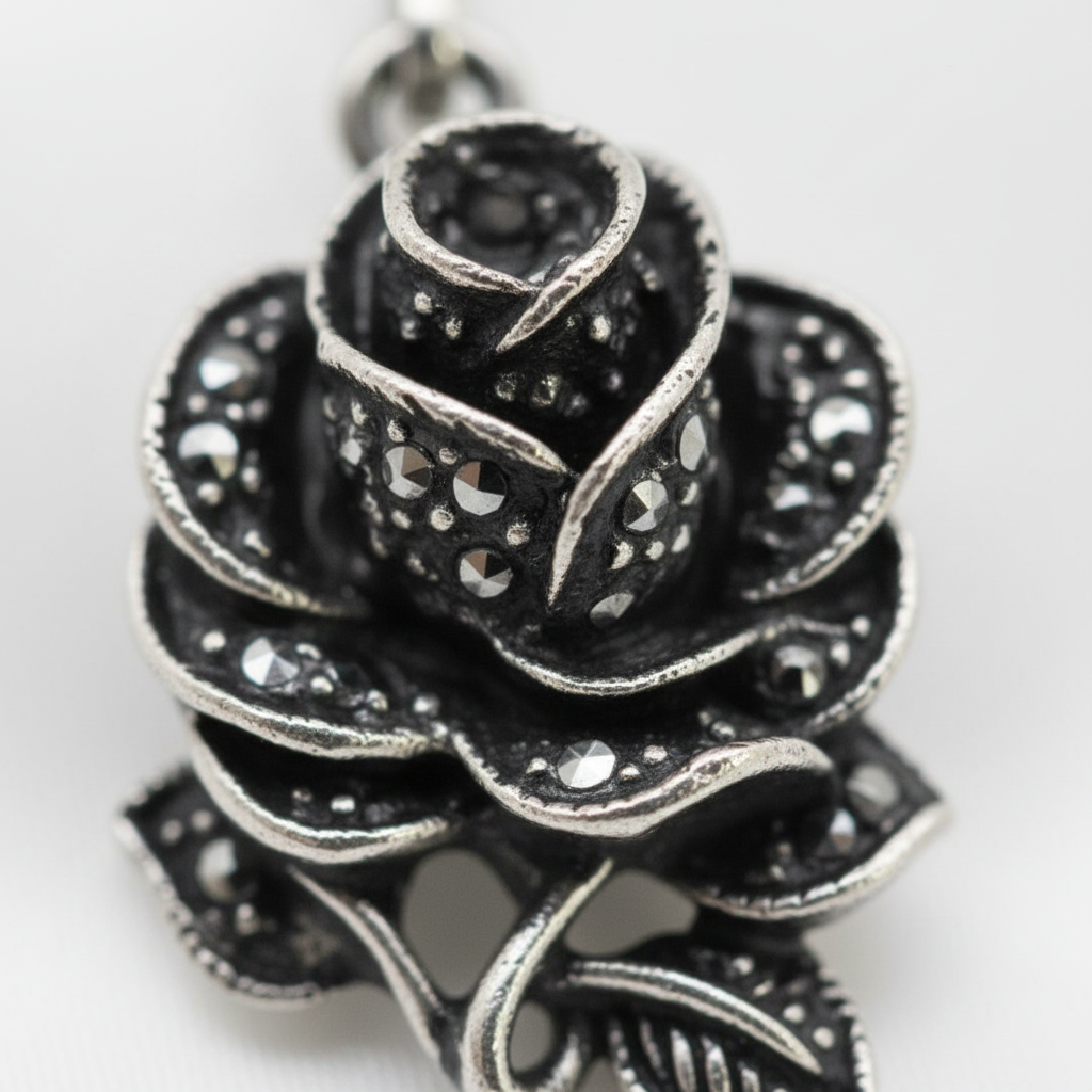 Boucles d’oreille en argent et marcassites en forme de rose nacrelune.com boucles d'oreille