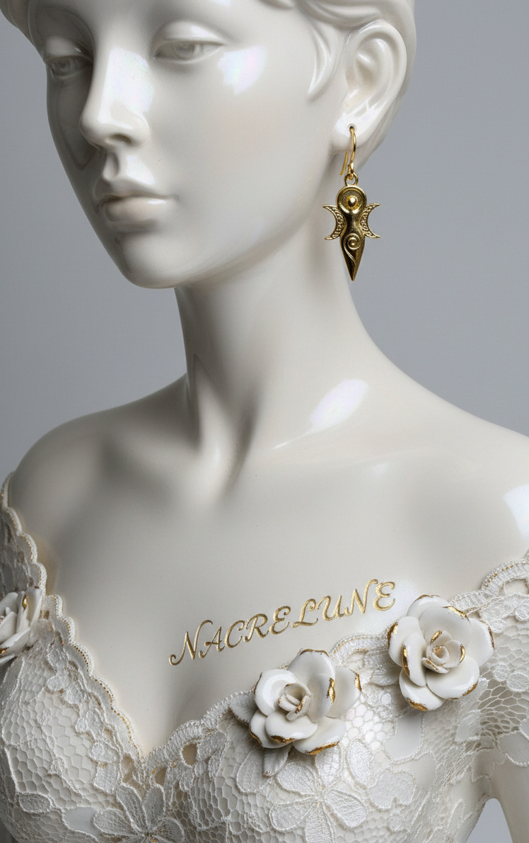 Boucles Déesse Mère en acier inoxydable plaqué or 18 carats | NACRELUNE NACRELUNE boucles d'oreille