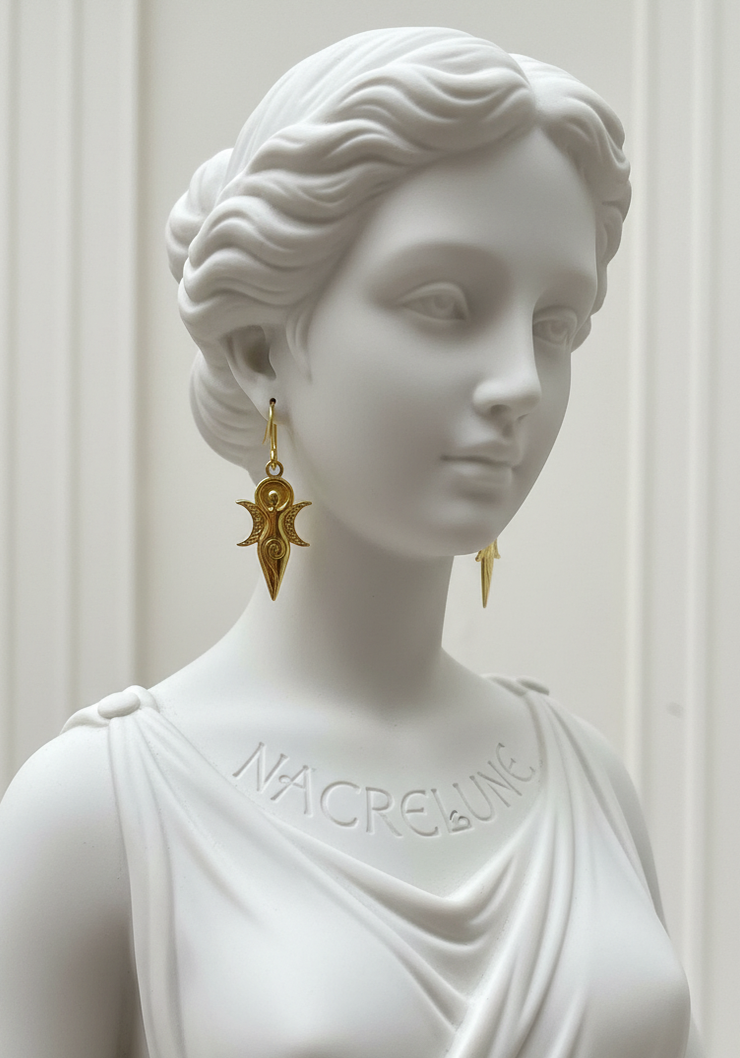 Boucles Déesse Mère en acier inoxydable plaqué or 18 carats | NACRELUNE NACRELUNE boucles d'oreille