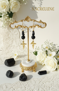 Boucles d'oreille en Onyx Sculpté – Croix Dorée à la Rose | NACRELUNE