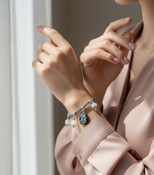 Bracelet en perles fines avec breloques quartz, nacre rose et perle de verre NACRELUNE bracelet